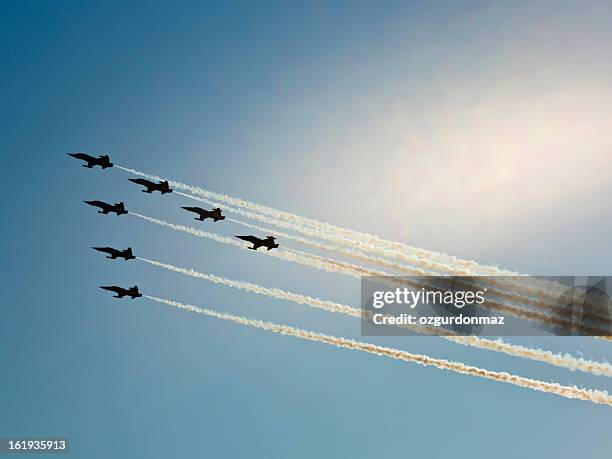 aviones de combate en airshow - espectáculo aéreo fotografías e imágenes de stock