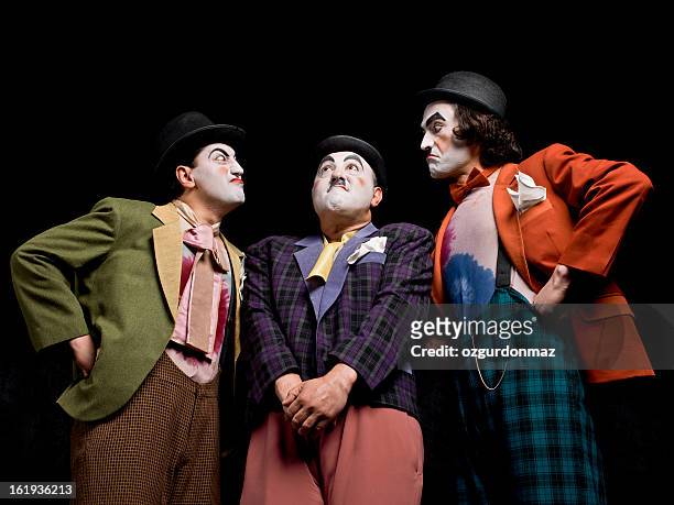 drei männliche mimes auf der bühne - schauspieler stock-fotos und bilder