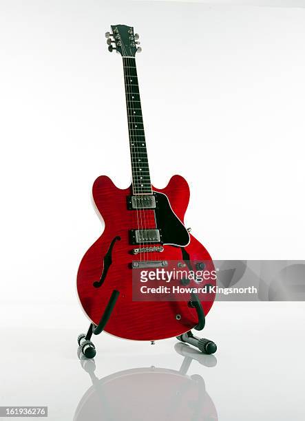 gibson 365 electric guitar - red electric guitar stock pictures, royalty-free photos & images