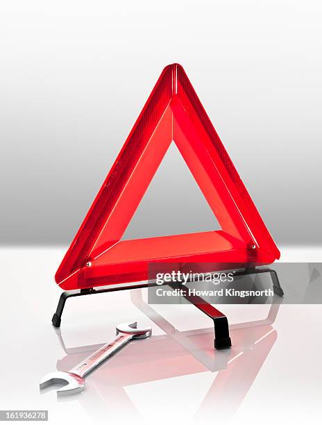 warning triangle and spanner - triángulo-de-advertencia fotografías e imágenes de stock