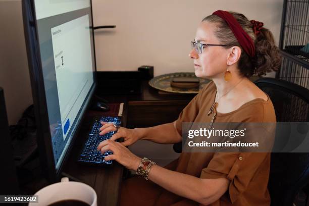frau, die mit einer sehbehinderung lebt und zu hause arbeitet. - blind stock-fotos und bilder