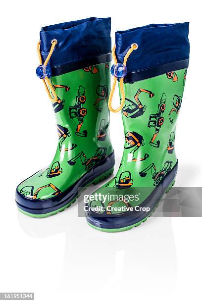 child's green wellington boots / waders - botas de agua fotografías e imágenes de stock