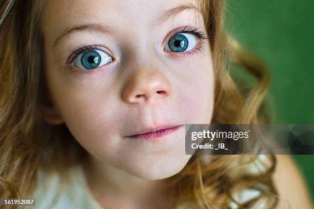 ritratto di una bellissima giovane donna con grandi occhi blu - bambina bionda occhi verdi foto e immagini stock