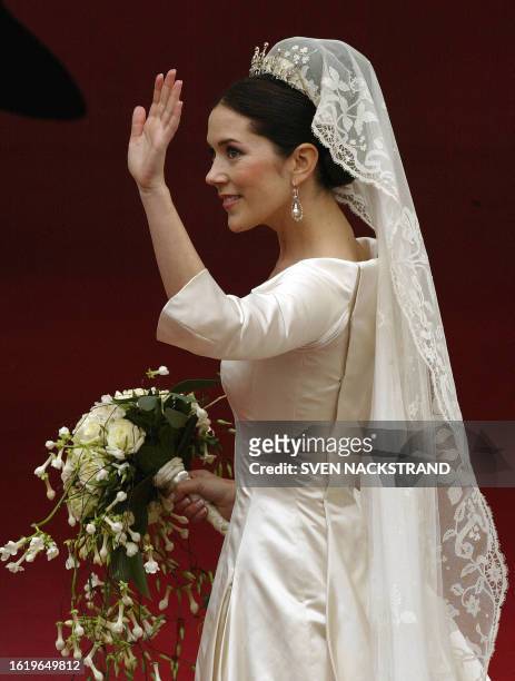 Miss Mary Donaldson of Australia waves as she arrives at the Copenhagen Cathedral 14 May 2004 to marry Danish Crown Prince Frederik.