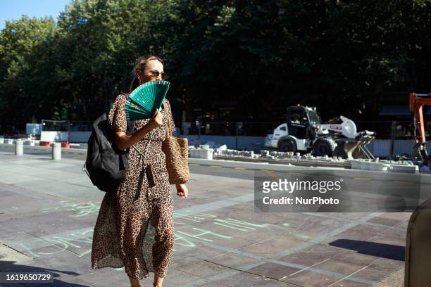 https://media.gettyimages.com/id/1619650729/photo/a-woman-uses-a-fan-in-the-streets-of-toulouse-during-the-heatwave-on-august-23th-france-is.jpg?s=612x612&w=gi&k=20&c=cHnqV0qQ70avxpVqC1XwNJvsyXOYhh3HD6pUkczCrrg=