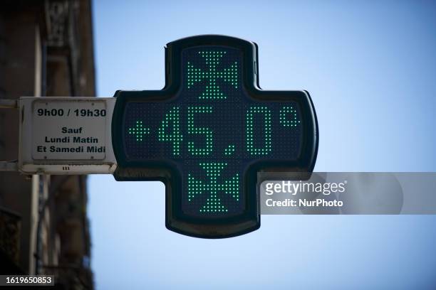 https://media.gettyimages.com/id/1619650853/photo/a-thermometer-reads-45-c-on-august-23th-in-toulouse-on-august-23th-france-is-living-its-the.jpg?s=612x612&w=gi&k=20&c=R9cWznmdtG6tC03wmax7G79JUUyvpbi86szFmMpDkEE=