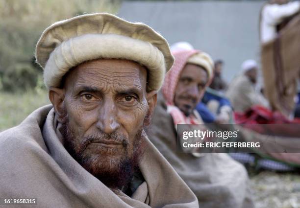 Pakistani ethnic Pashtun man, victim of the October 8 earthquake, wait for the evacuation of his injured wife 22 October 2005 in the Pashto area of...