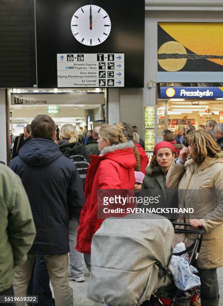People observe three minutes of silence at Stockholm's central train station 05 January 2005, to pay tribute to the victims of the South Asia's...