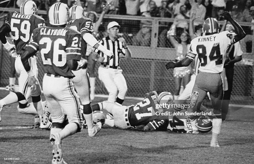 AUG 16 1979, AUG 24 1979, AUG 25 1979; Football - Denver Broncos (Action); Broncos' Vince Kinney (84