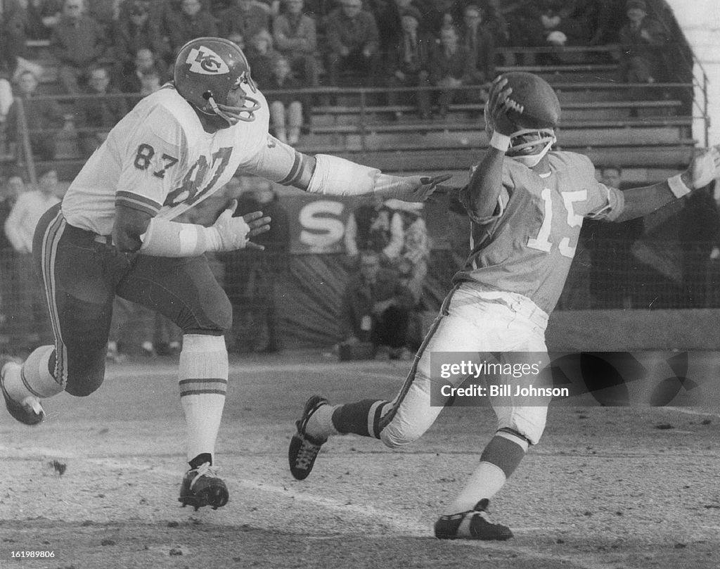 DEC 14 1968, DEC 15 1968; Denver Broncos (Action); Briscoe tries unsuccessfully to get away from Aar