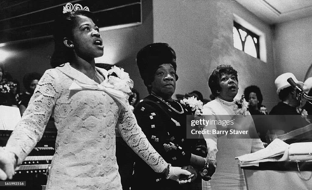 MAR 12 1971, MAR 15 1971; Mrs. Martin Luther King Sr., Center, joins Hands with Co-chairman of Denve