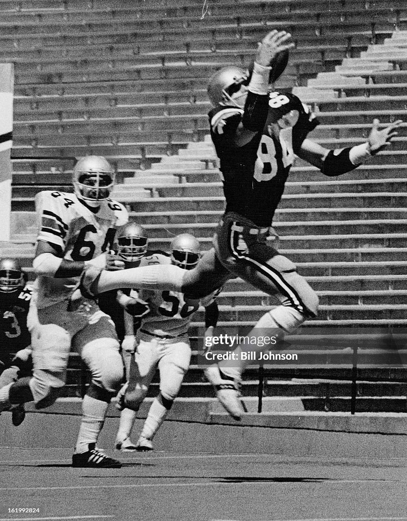 APR 26 1977, MAY 1 1977; One-Handed Catch Gives Varsity a First Down; Tight end Bob Niziolek (84) re