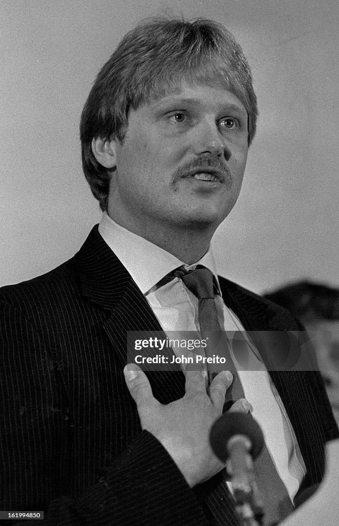 11/22/1987, NOV 23 1987; Stouffers Airport Hotel "Continental Press Conference" shot of Bob Van Dyke