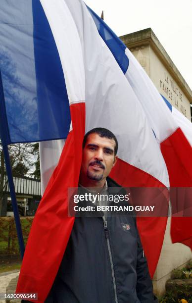 Abdeljalel El Haddioui, gardien de la paix d'origine marocaine recalé au concours interne d'officier de police 2007 pose, le 05 décembre 2007 à...