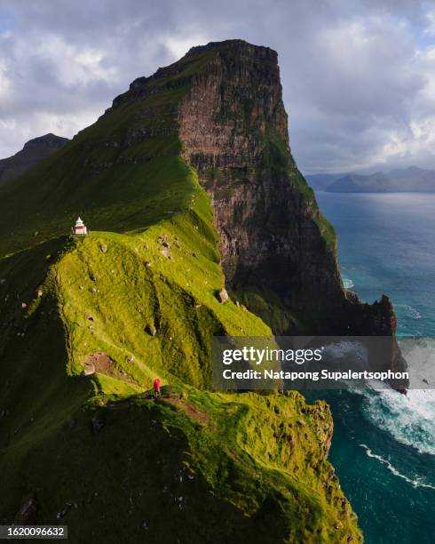 kallur lighthouse, faroe islands - faroe islands stockfoto's en -beelden