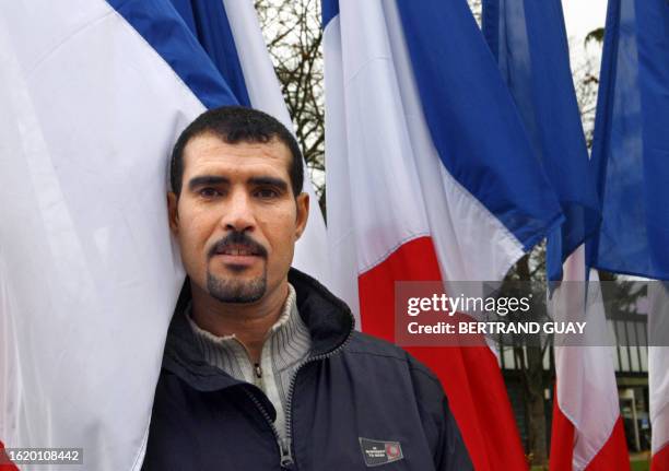 Abdeljalel El Haddioui, gardien de la paix d'origine marocaine recalé au concours interne d'officier de police 2007 pose, le 05 décembre 2007 à...