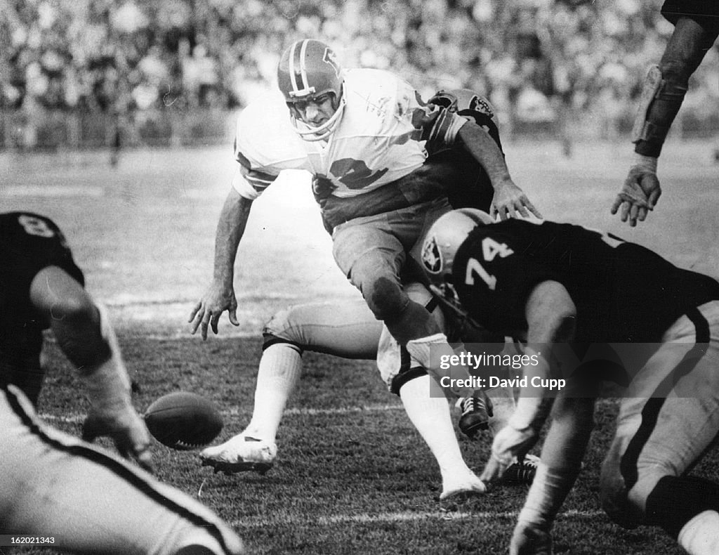 DEC 19 1971, DEC 20 1971, FEB 10 1972; A Little Tight Around the Middle; Running back from Lynch (22