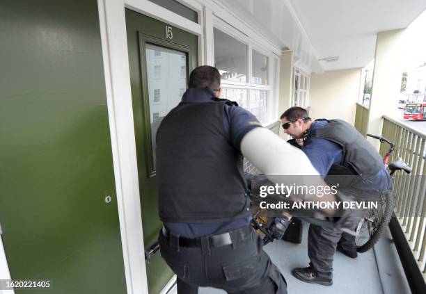 Metropolitan Police officers carry out a raid on a property on the Churchill Gardens estate in Pimlico in London on August 11, 2011 during Operation...