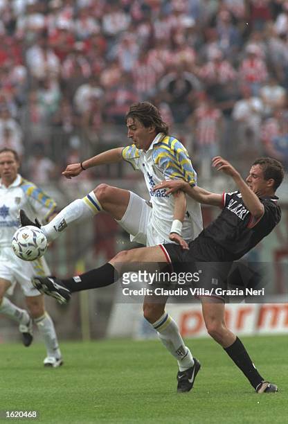 Dino Baggio of Parma takes control in midfield during the Seri A match against Vicenza at the Stadio Tardini in Parma, Italy. Parma won 3-0. \...