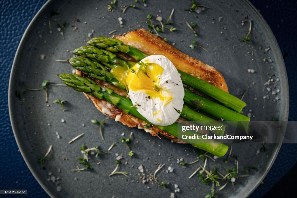 Eier Benedikt mit Spargel auf geröstetem Brot.