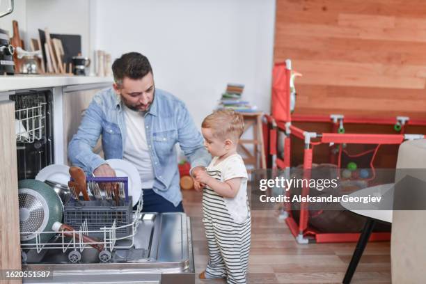 les propriétés du lave-vaisselle expliquées par le père au fils en bas âge - pastille pour lave vaisselle photos et images de collection