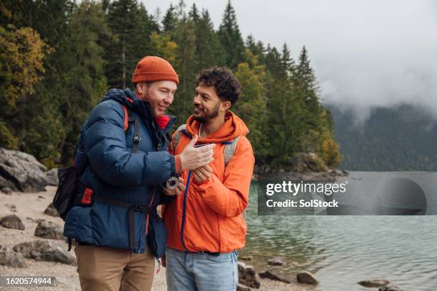 i love that photo! - gay couple in love 個照片及圖片檔