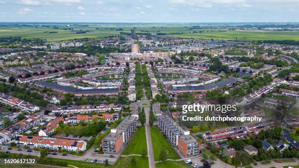 vista aérea de casas en amersfoort nieuwland, una gran ciudad de los países bajos con un cielo nublado. - amersfoort netherlands fotografías e imágenes de stock