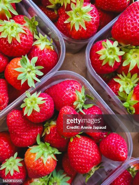 fresh ripe strawberries, overhead view, close up - punnet stock pictures, royalty-free photos & images
