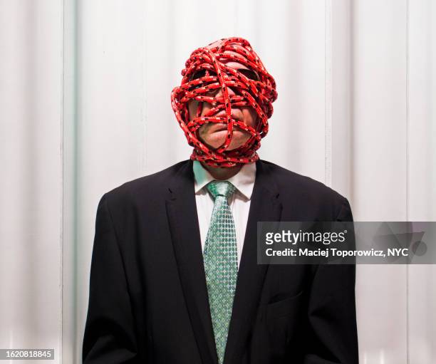 portrait of a man with a head wrapped with rope. - sinnlosigkeit stock-fotos und bilder