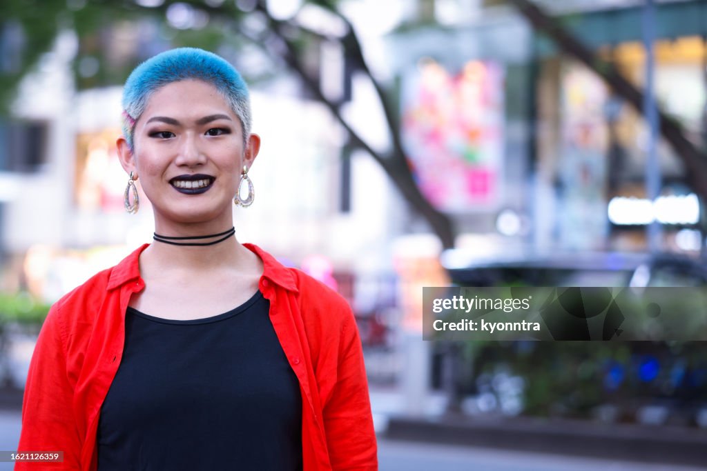 Portrait d’une personne transgenre à l’extérieur