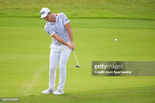 Viktor Hovland chipping onto the eighteenth green during round one of the 2023 PGA Tour Championship on August 24, 2023 at East Lake Golf Club in...