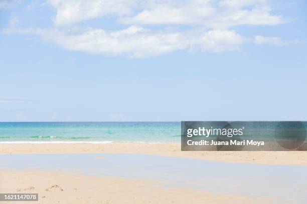cantabrian sea, turquoise blue and fine white sand belonging to the playa de las catedrales. - provincia de lugo ストックフォトと画像