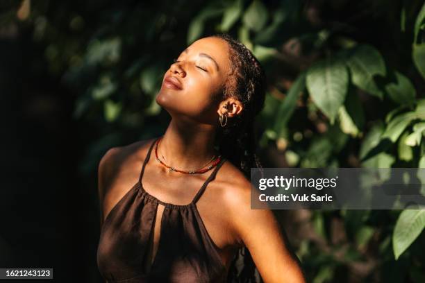 porträt einer schönen afrikanischen frau - göttin stock-fotos und bilder
