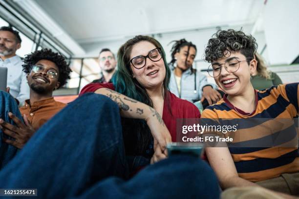 studenti o colleghi che parlano all'auditorium - primo lavoro foto e immagini stock