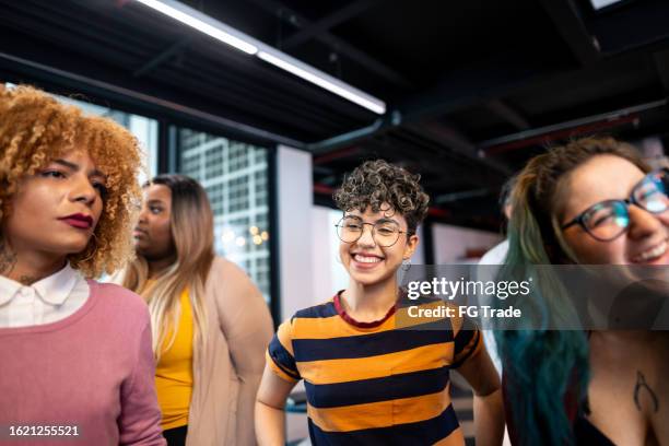 studenti felici che parlano all'università - transgender foto e immagini stock