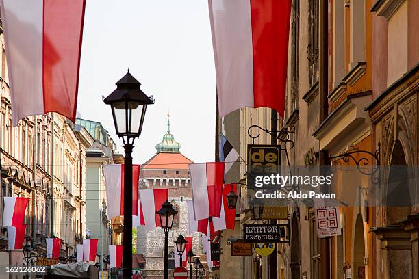 poland, krakow, street florianska - polonia bandiera foto e immagini stock
