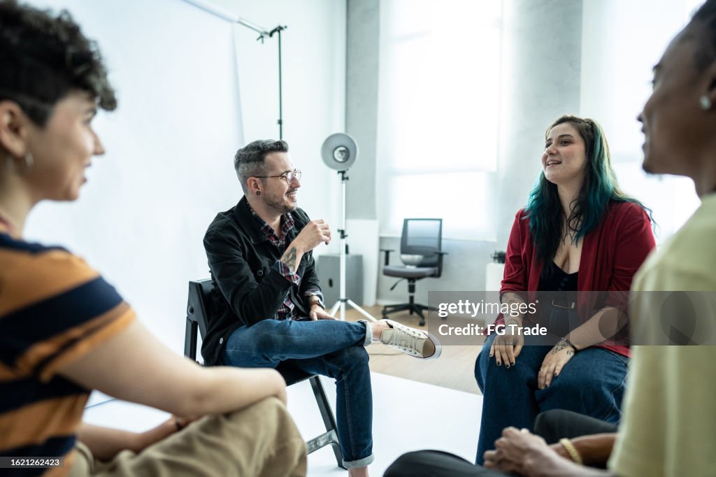 Kollegen unterhalten sich während eines Meetings im Studio