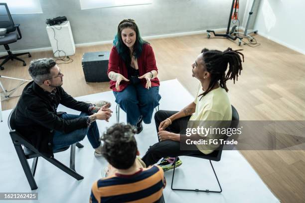 des collègues discutent lors d’une réunion au studio - faire du théâtre photos et images de collection