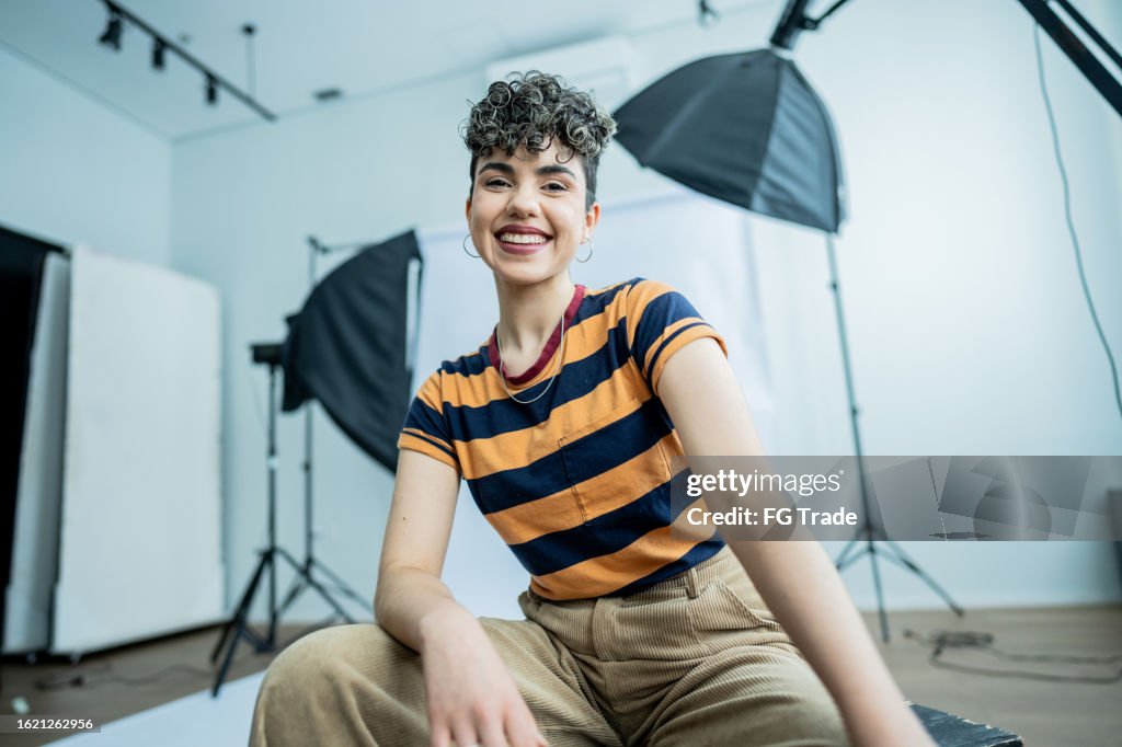 Porträt einer jungen Modelfrau im Studio