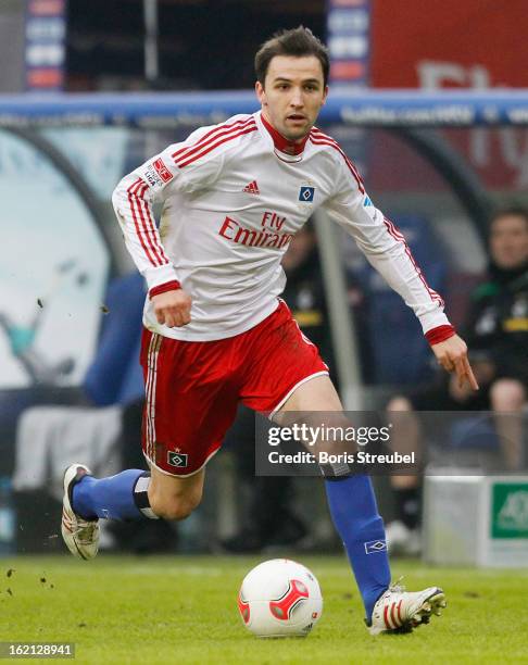 Milan Badelj of Hamburg runs with the ball during the Bundesliga match between Hamburger SV and VfL Borussia Moenchengladbach at Imtech Arena on...