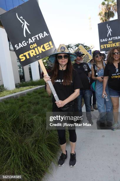 Linda Cardellini walks the picket line in support of the SAG-AFTRA and WGA strike outside of Sunset Bronson Studios on August 24, 2023 in Hollywood,...