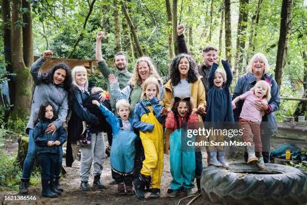 families cheering after a fun day at forest school - diferença entre gerações - fotografias e filmes do acervo