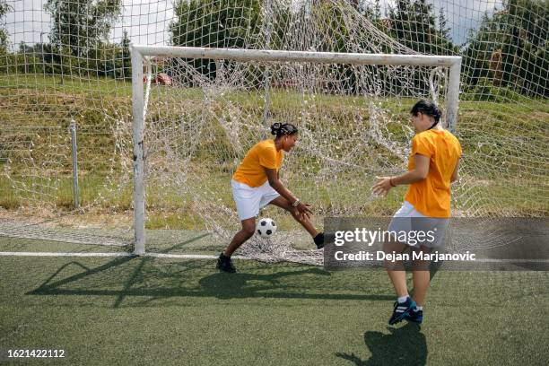 joven anotando gol en entrenamiento de fútbol - línea-de-gol fotografías e imágenes de stock