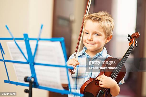 little boy und geige - kids instruments stock-fotos und bilder