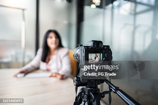 Tutorial de grabación de mujer de negocios en la oficina Tutorial de grabación de mujer de negocios en la oficina