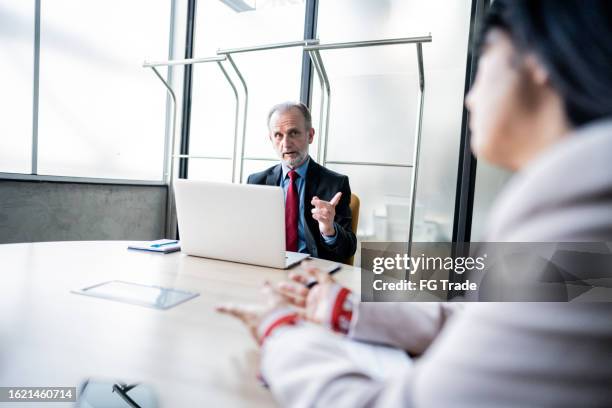 ceo/direktor im gespräch mit mitarbeitern während eines treffens im büro - scham stock-fotos und bilder