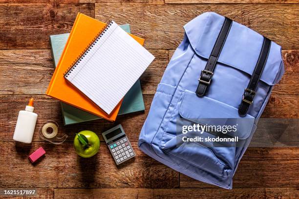 zurück zur schule rucksack und zubehör - beginn des schuljahres stock-fotos und bilder