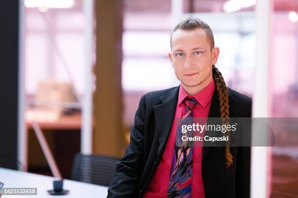 smiling man with braided hair at the office - publicidade stock pictures, royalty-free photos & images