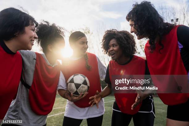 african american female football player talking with teammates - team captain sport stock pictures, royalty-free photos & images