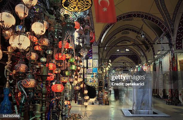 großen basar in istanbul, türkei - bazaar market stock-fotos und bilder